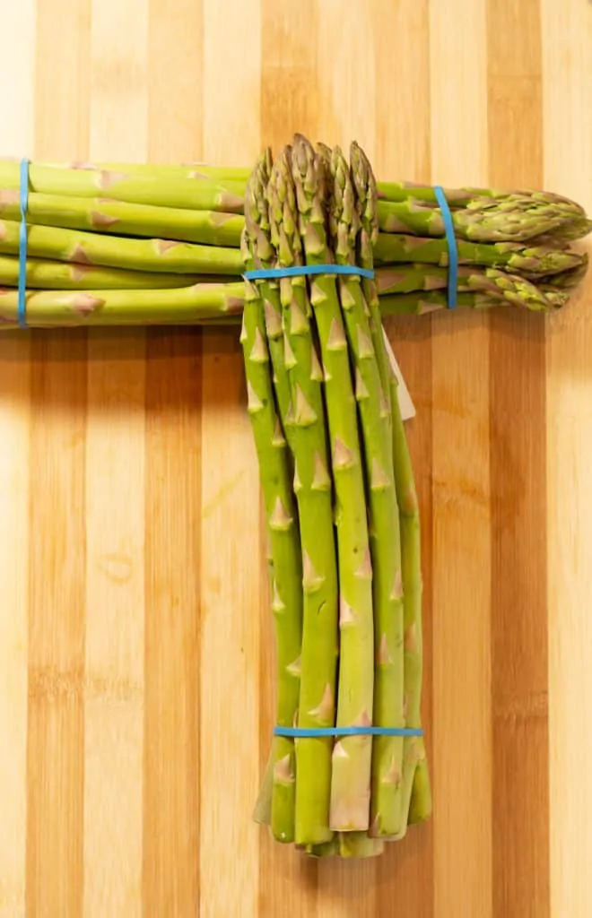 bundles of asparagus tied with a rubber band