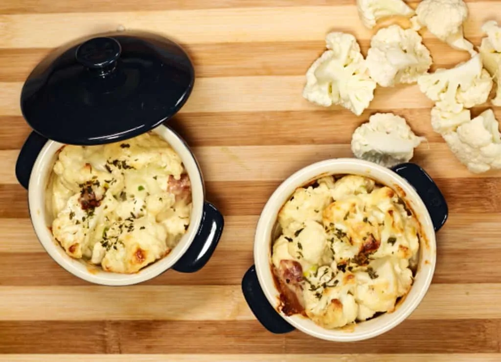 keto cauliflower no-mac 'n cheese in blue ramekins with lid