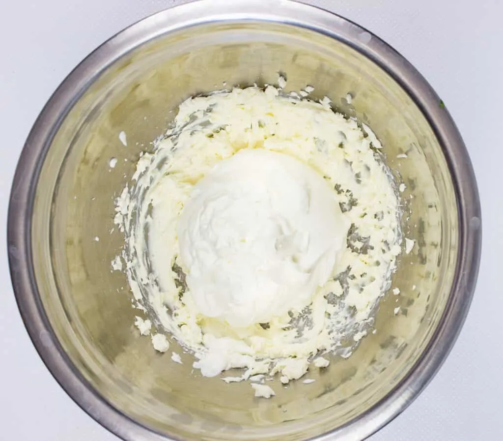 blend the whipped cream, cream cheese, vanilla and sugar in a bowl
