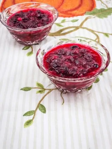 keto cranberry sauce in a bowl