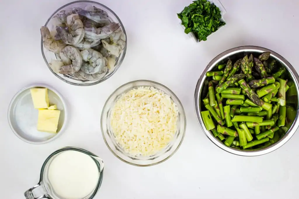 prepped ingredients to make keto shrimp alfredo with asparagus