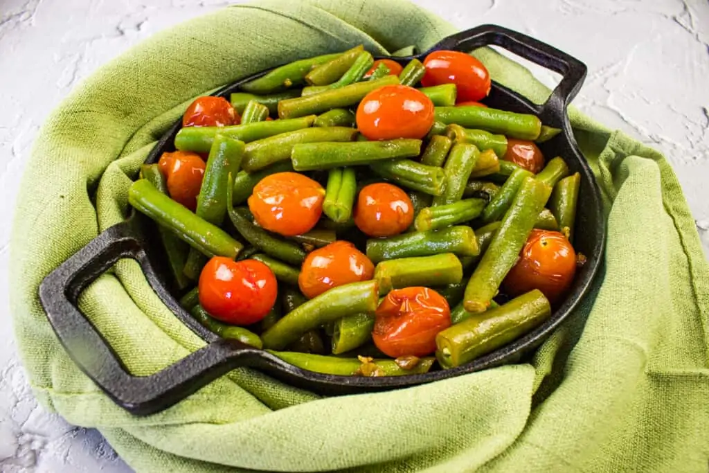 keto green beans and tomatoes in a black dish