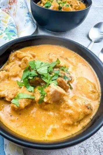 keto chicken tikka masala in a black serving bowl