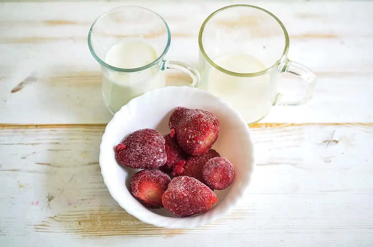 ingredients to make keto strawberry smoothies