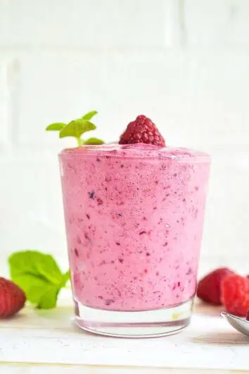 A keto Raspberry Smoothie in a glass.