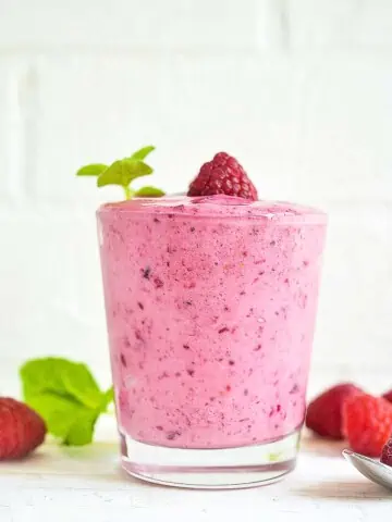 A keto Raspberry Smoothie in a glass.