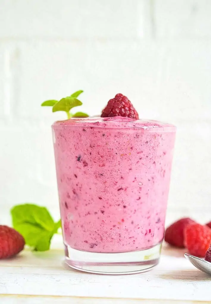 A keto Raspberry Smoothie in a glass.