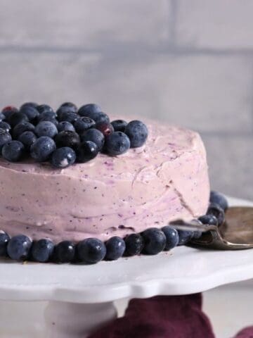 A beautifully decorated blueberry keto cake featuring a light frosting, fresh blueberries, and a low-carb, sugar-free recipe suitable for ketogenic diets.